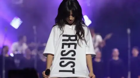 Zedd e Camila Cabello tocam "Man In The Mirror" de Michael Jackson em festival