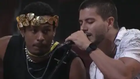 Arthur Aguiar e Paulo André cantam juntos na festa do líder e internautas rasgam elogios