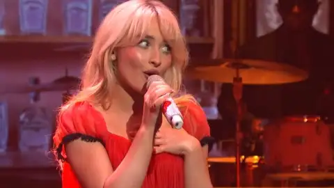 Sabrina Carpenter fica pela segunda semana seguida no topo da parada de álbuns dos EUA