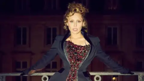 Miley Cyrus diz que sua casa está quase totalmente reconstruída, 7 anos após o incêndio florestal