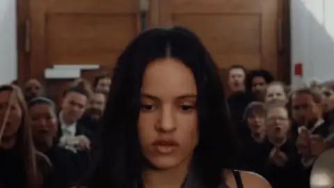 Rosalía lança o single "Berghain", com participação de Bj&ouml;rk e Yves Tumor 