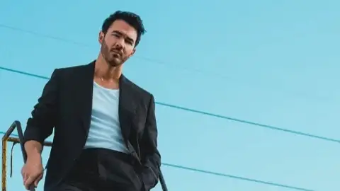 Kevin Jonas lança seu primeiro single solo, "Changing". Ouça com letra e tradução!