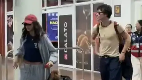 Shawn Mendes e Bruna Marquezine desembarcam juntos em Maceió e cantor atende a fãs