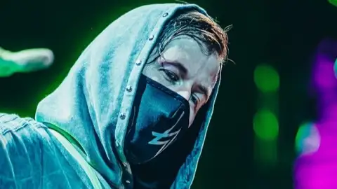 Alan Walker lança o single "Broken Strings". Ouça com letra e tradução