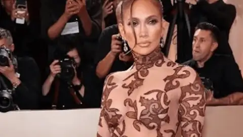 Jennifer Lopez revela que comprou seu próprio vestido para o Globo de Ouro 2026. Veja as fotos!