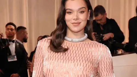 Hailee Steinfeld exibe a barriguinha de grávida pela 1&ordf; vez em tapete vermelho no Globo de Ouro 2026
