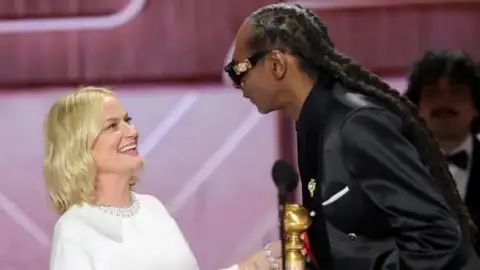Snoop Dogg fala demais e é censurado no Globo de Ouro 2026: "Eu tô chapado pra caralh*"